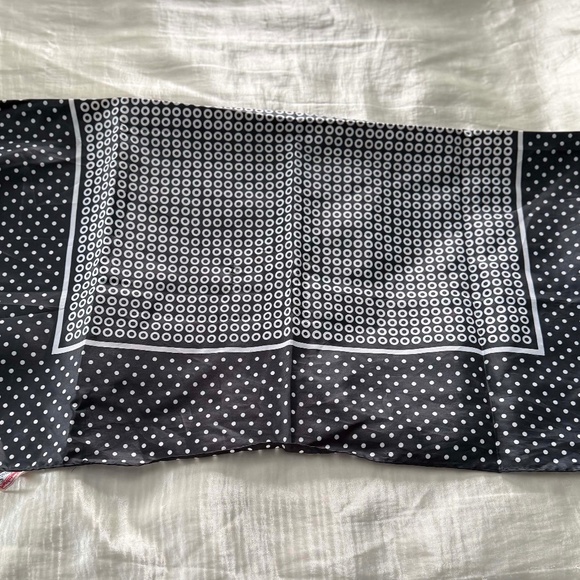 RAIN SCARF (OR SHINE), SCOTCHGARD WATER REPELLENT, BLACK & WHITE, 26 X 26 INCHES - Picture 1 of 3